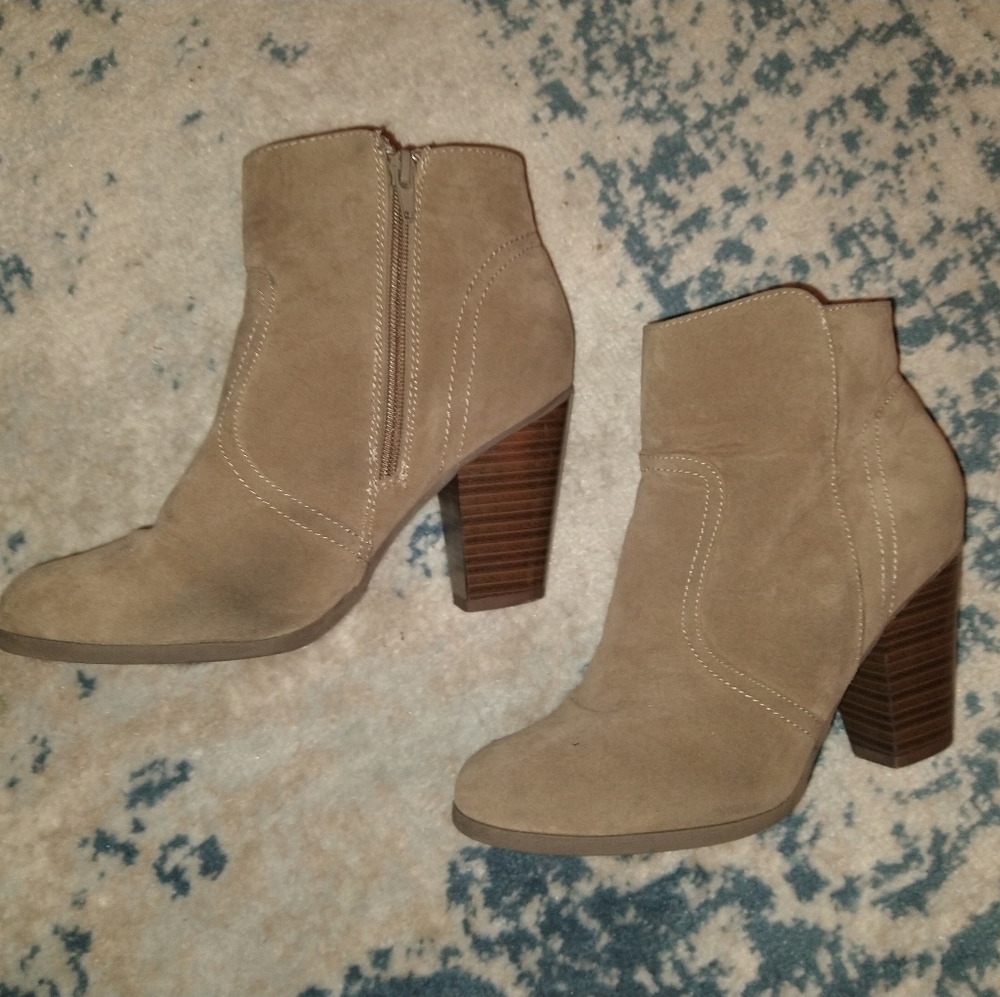 Brown/tan boots size 8